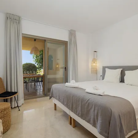 Modern And Luxurious With Sea Views In Benahavis Estepona