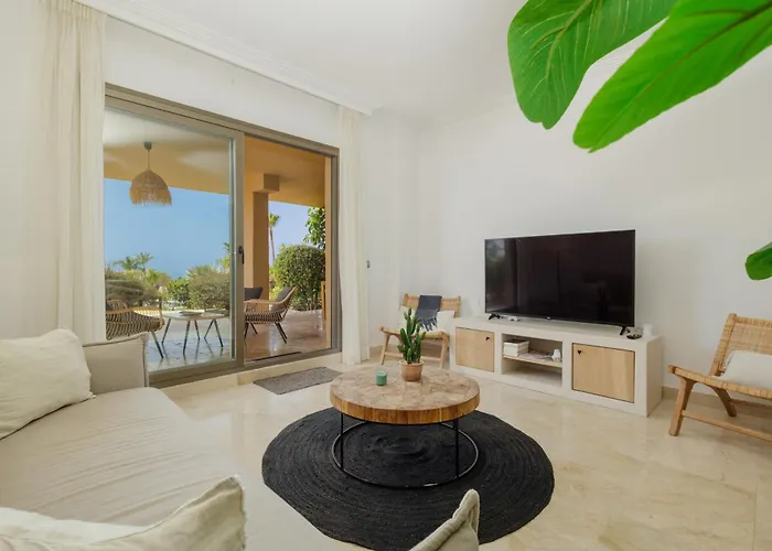 Modern And Luxurious With Sea Views In Benahavis